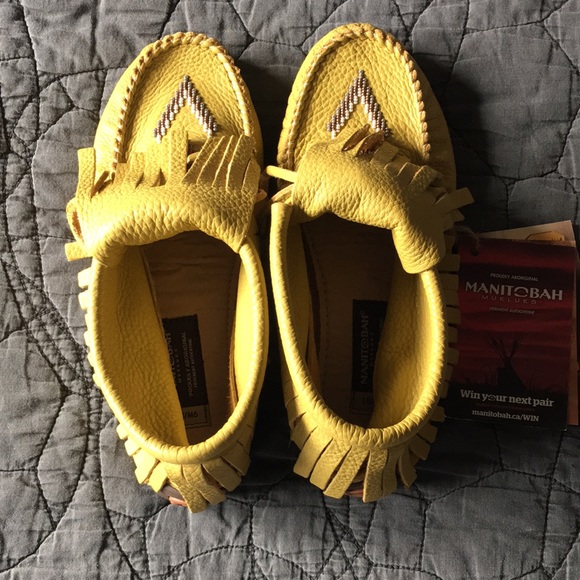 NWT Manitobah Mukluks Paddle Grain Tan Moccasins size 8 - Picture 2 of 11